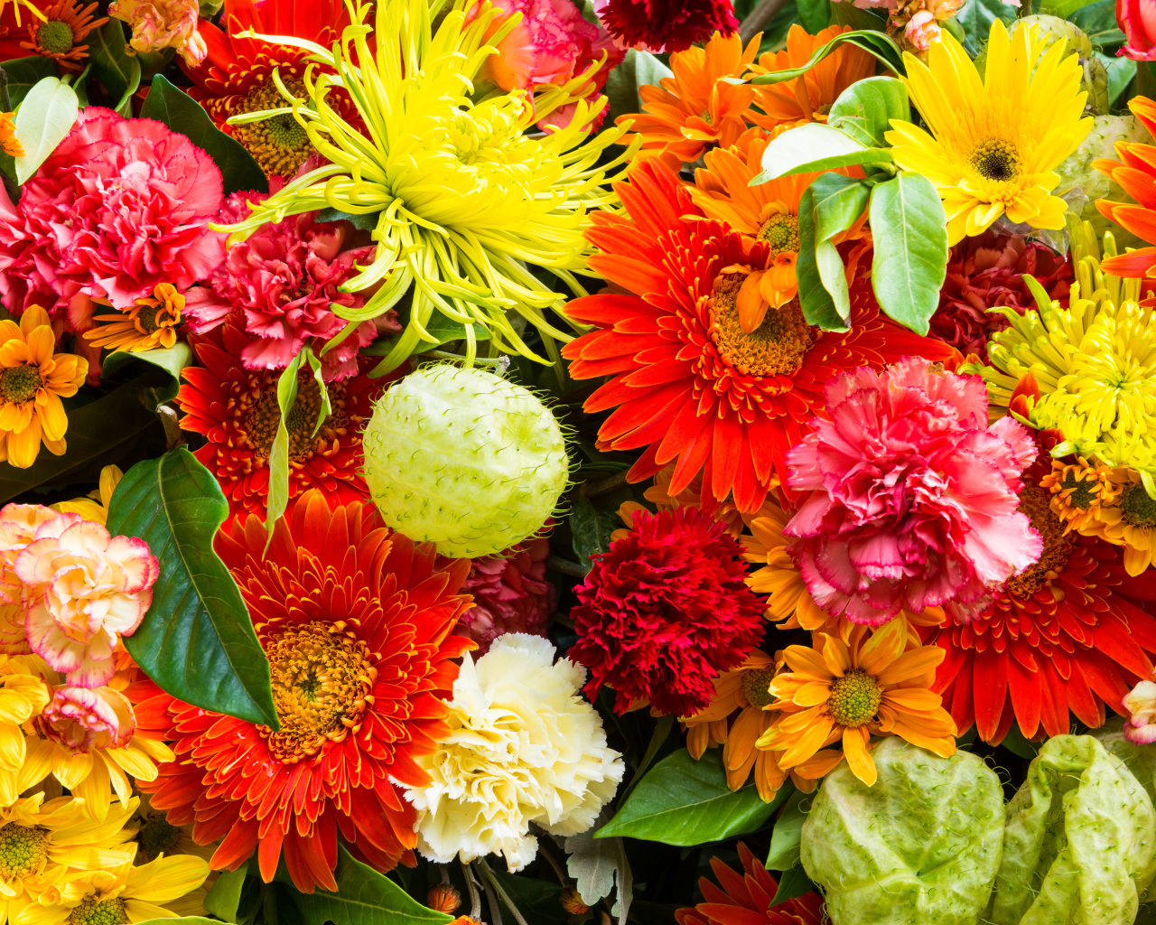 Красивый разноцветный букет из разных цветов 