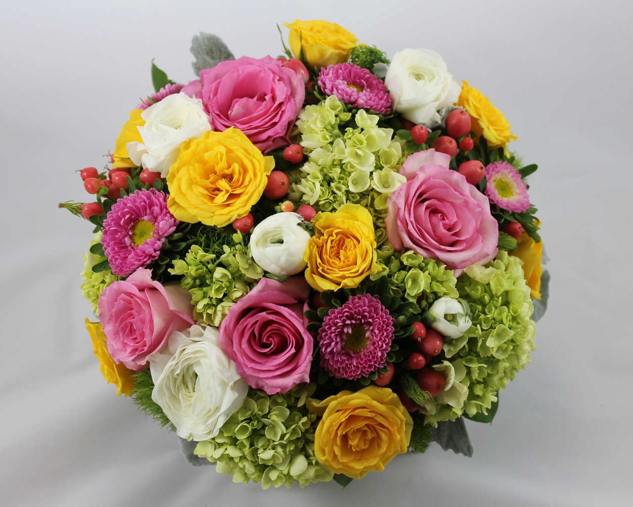 Красивый свадебный букет на сером фоне