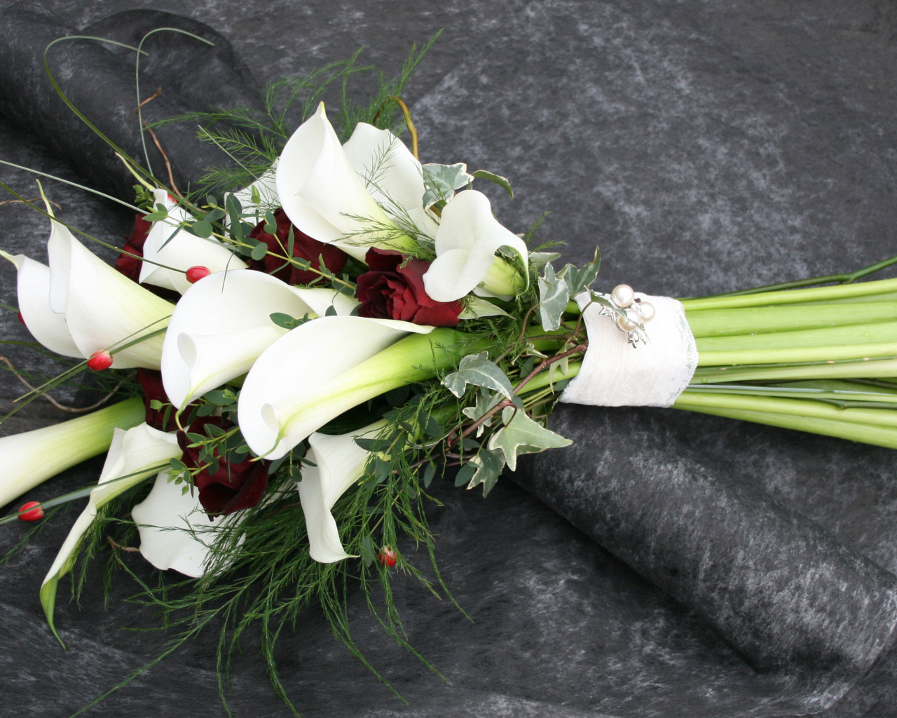 Красивый свадебный букет с цветами каллы и розы 