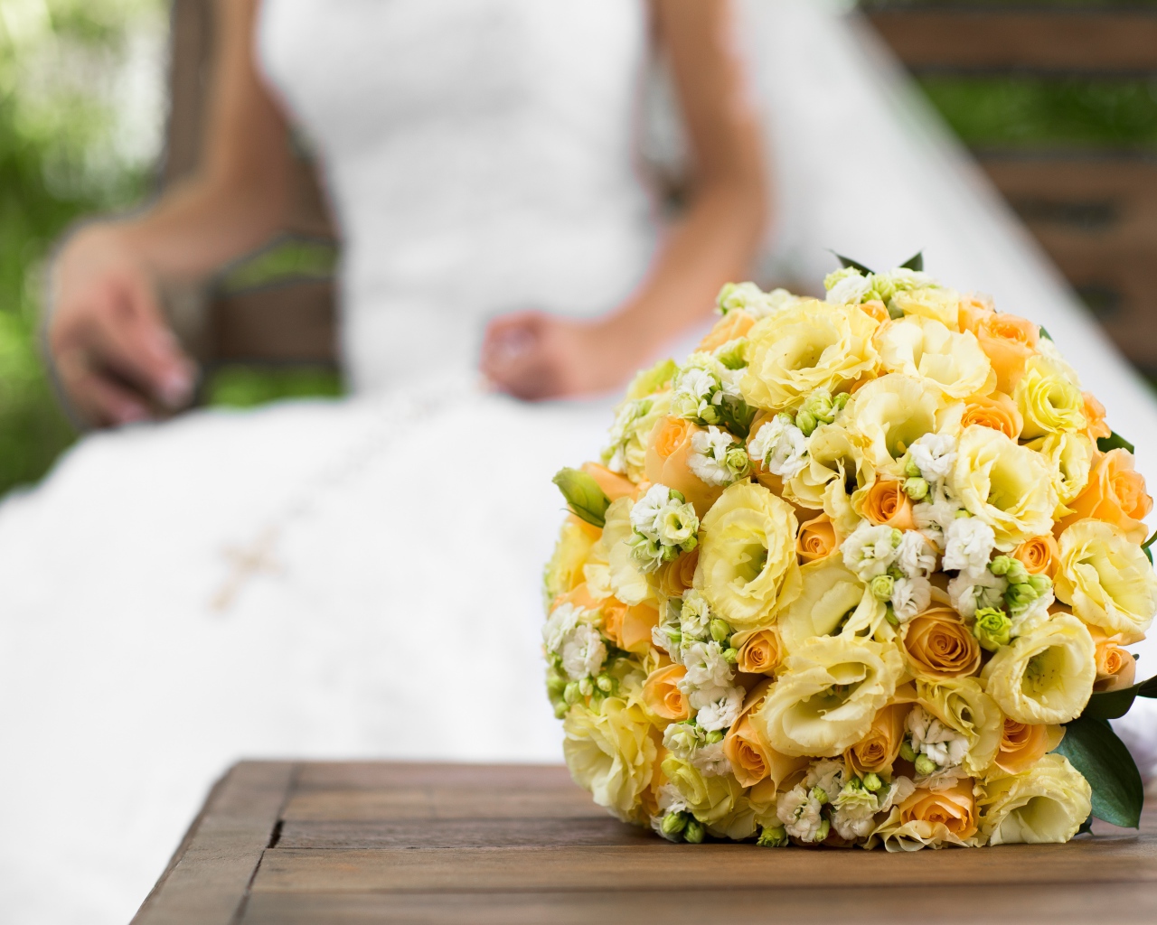 Красивый свадебный букет с розами и цветами эустома