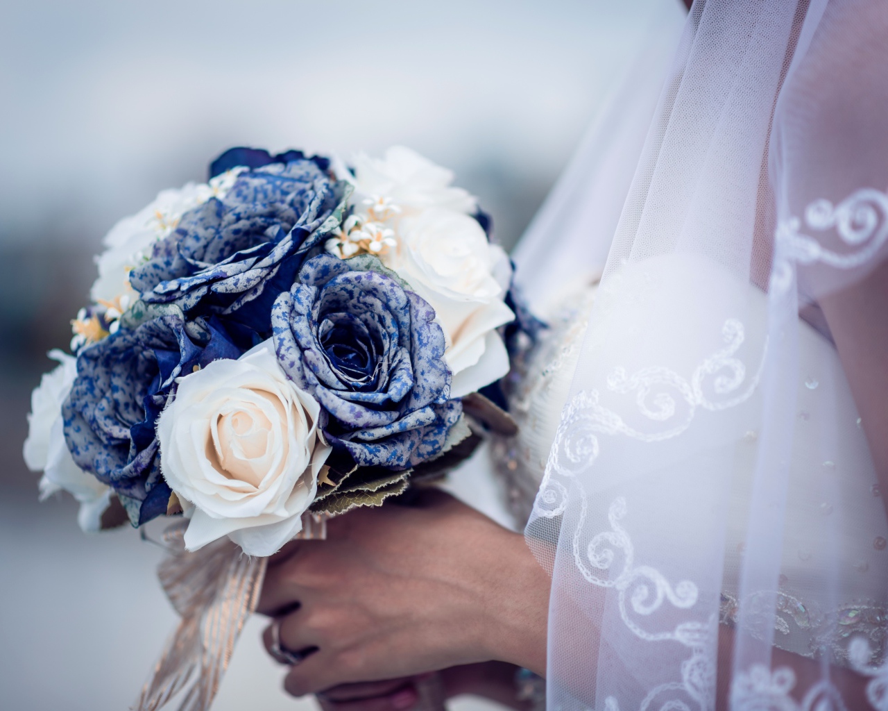 Красивый свадебный букет с белых и синих роз