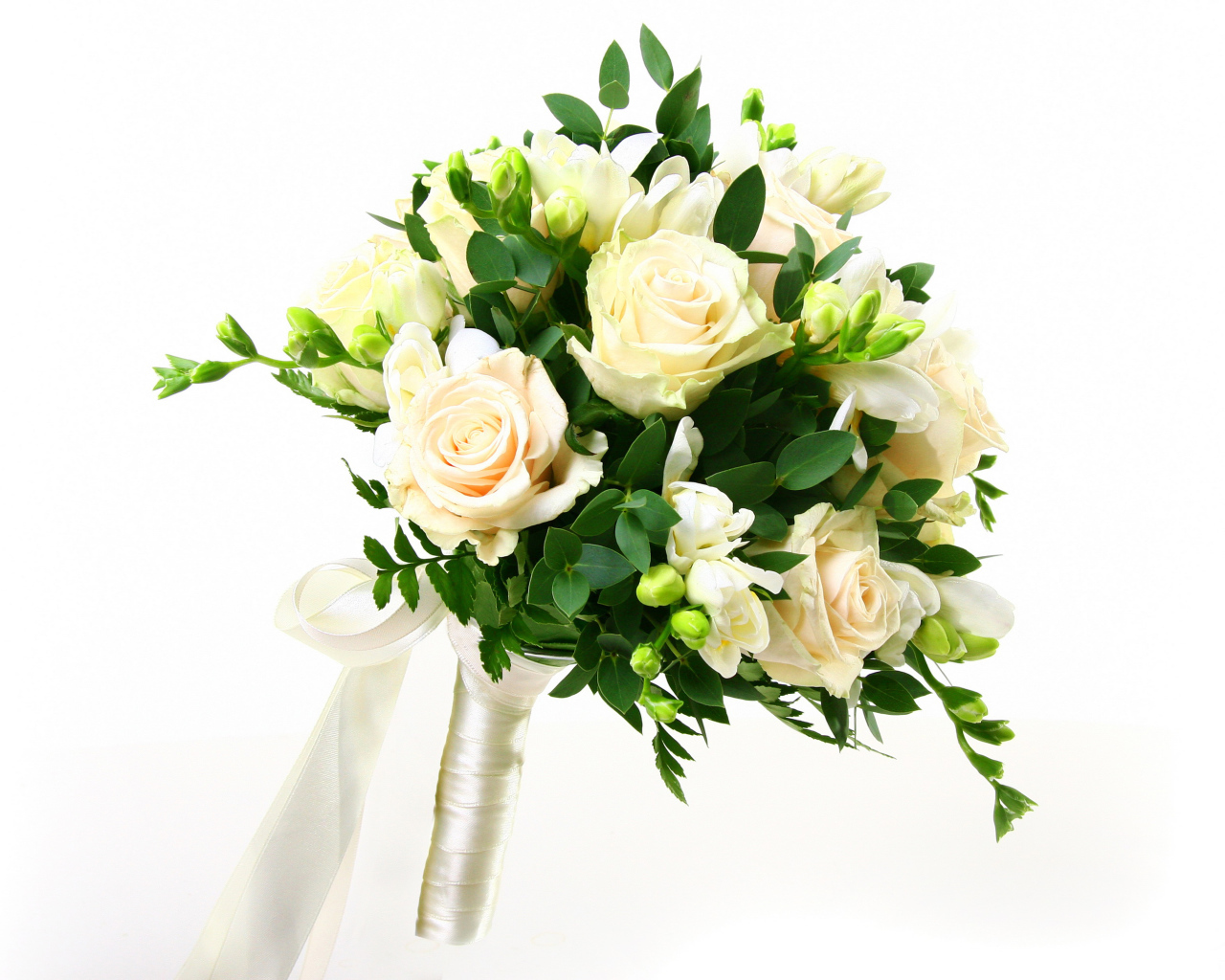 Красивый белый свадебный букет на белом фоне