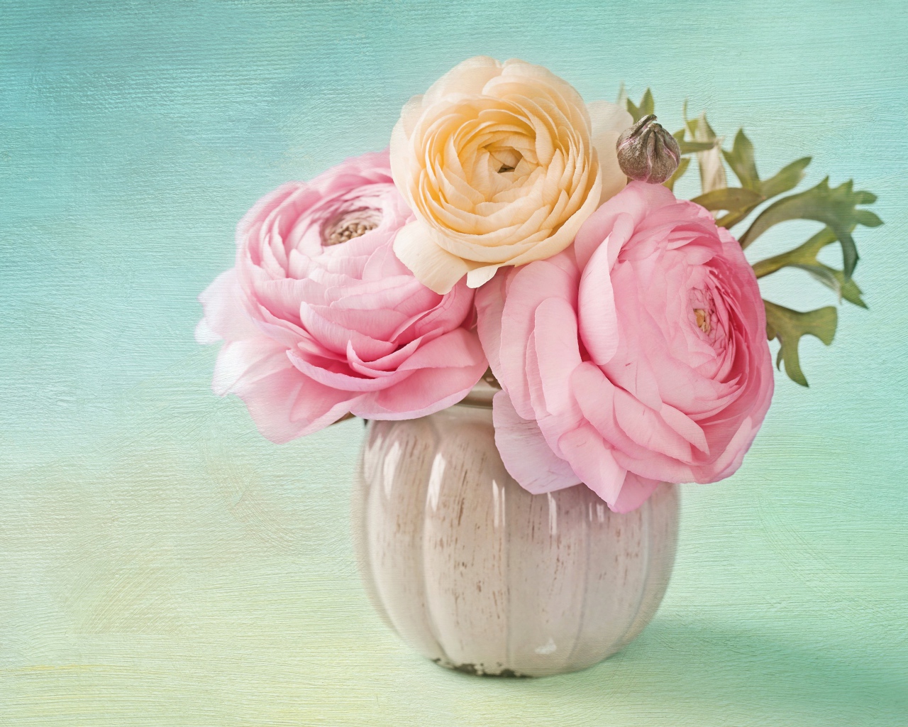 Букет букет лютиков в вазе на голубом фоне