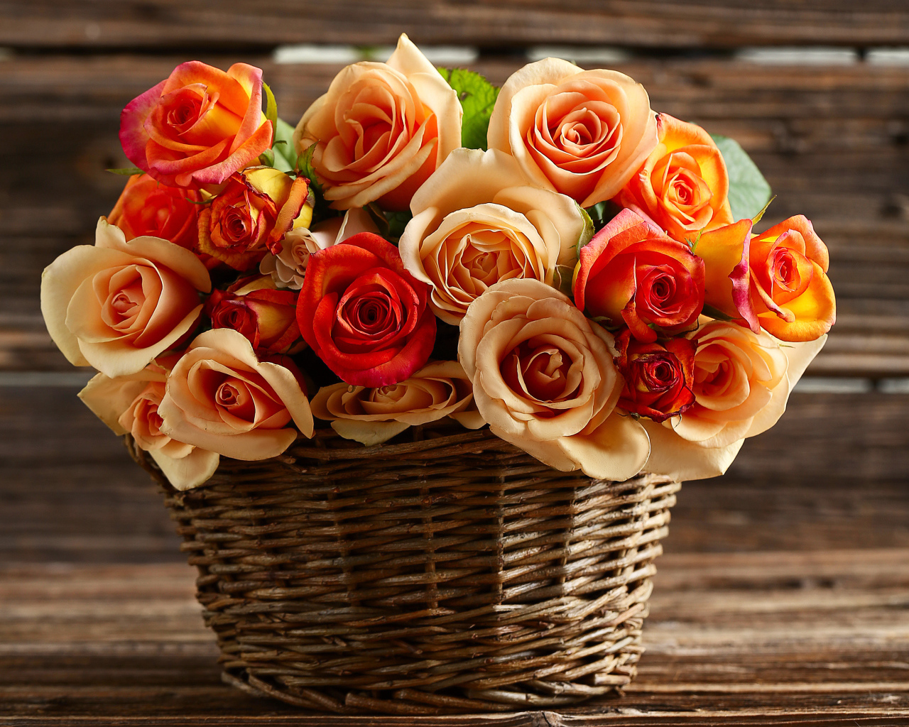 Букет красивых оранжевых роз в корзине