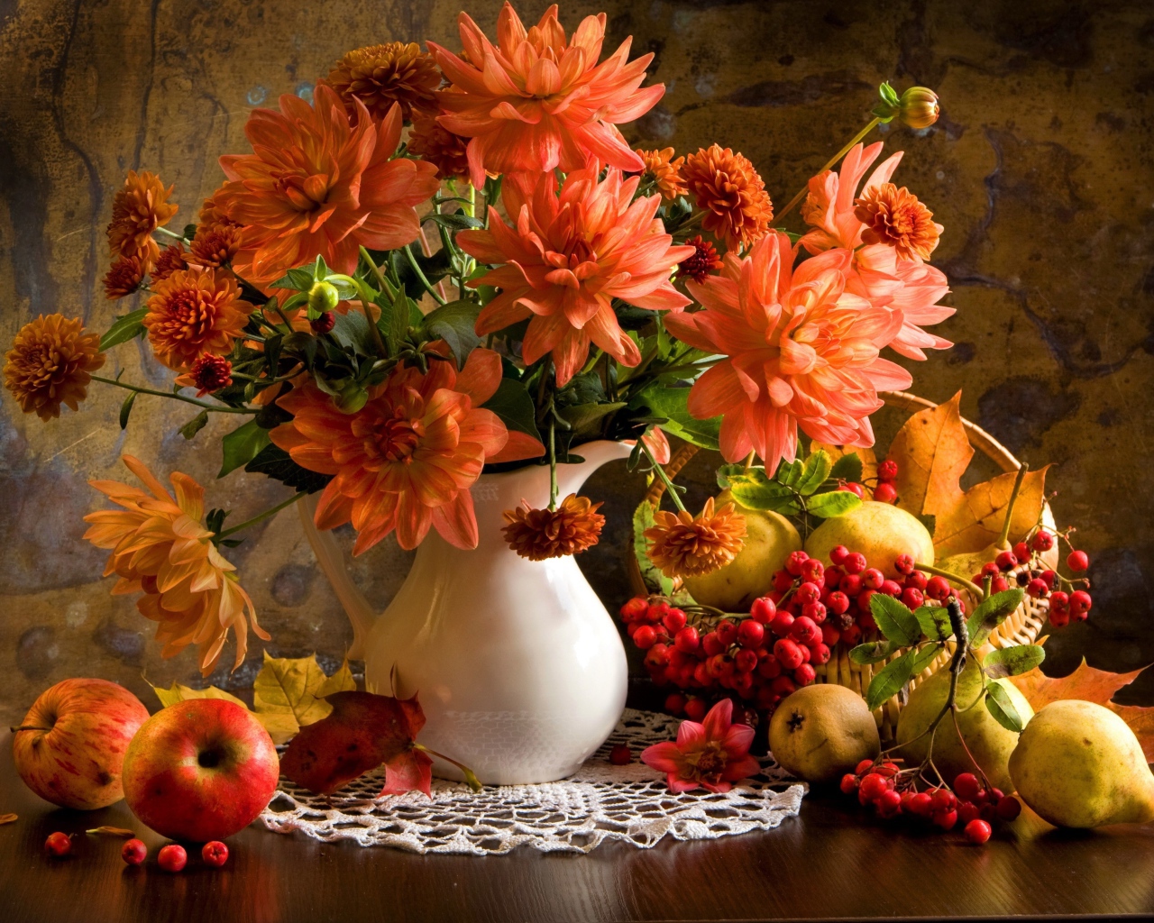 Букет георгин в вазе на столе с яблоками, грушами и калиной