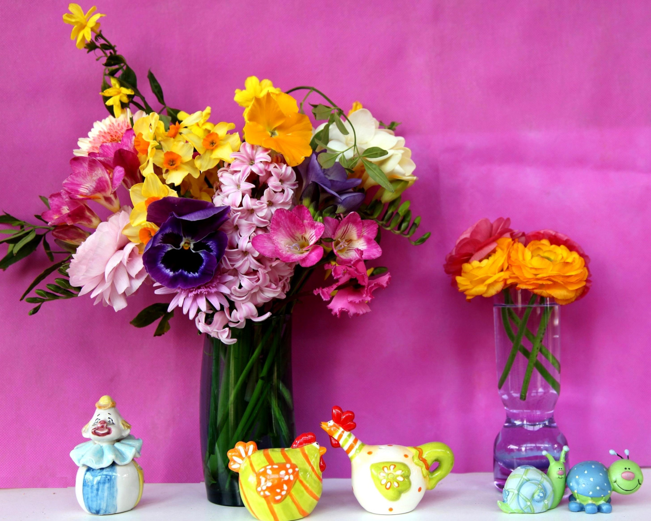 Букет цветов в стеклянной вазе на фиолетовом фоне