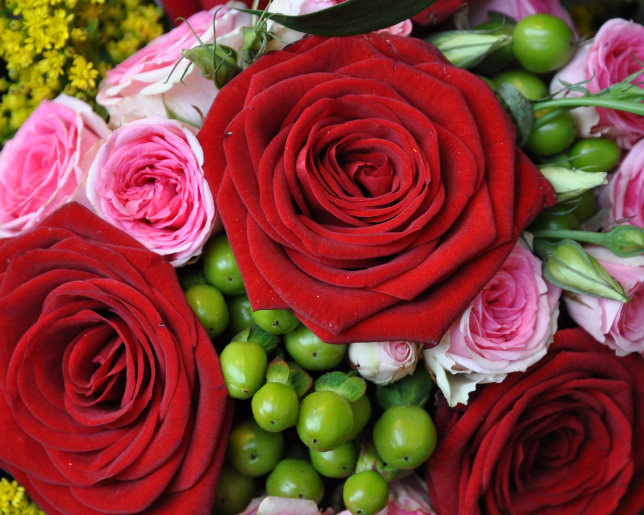 Букет из крупных красных роз с розовыми 