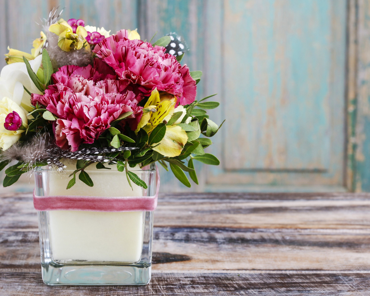 Букет пионов с лилиями в вазе на столе