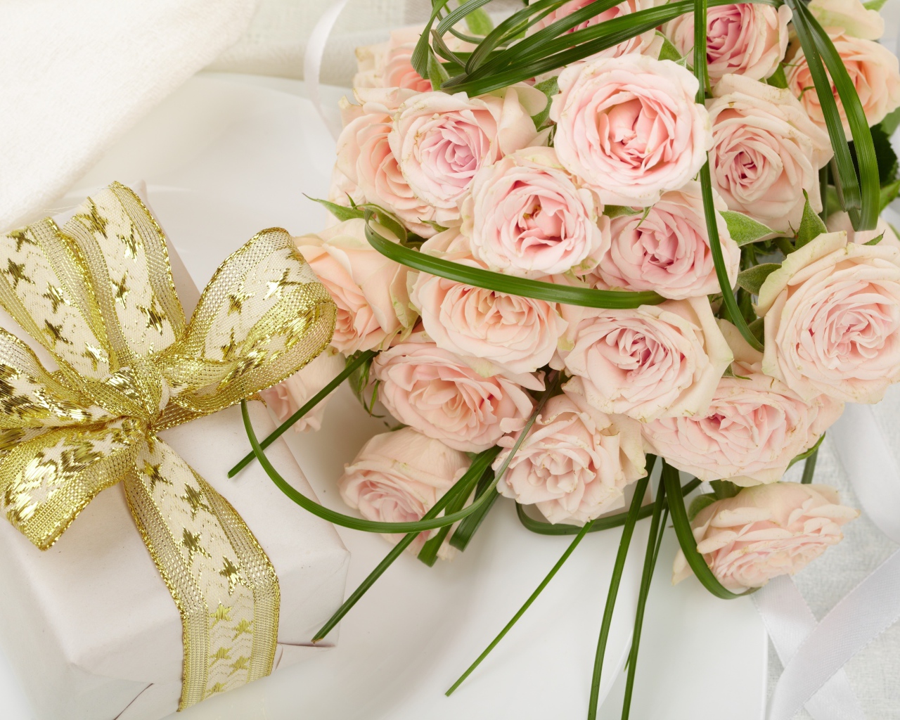 Букет розовых роз и подарок с красивым бантом