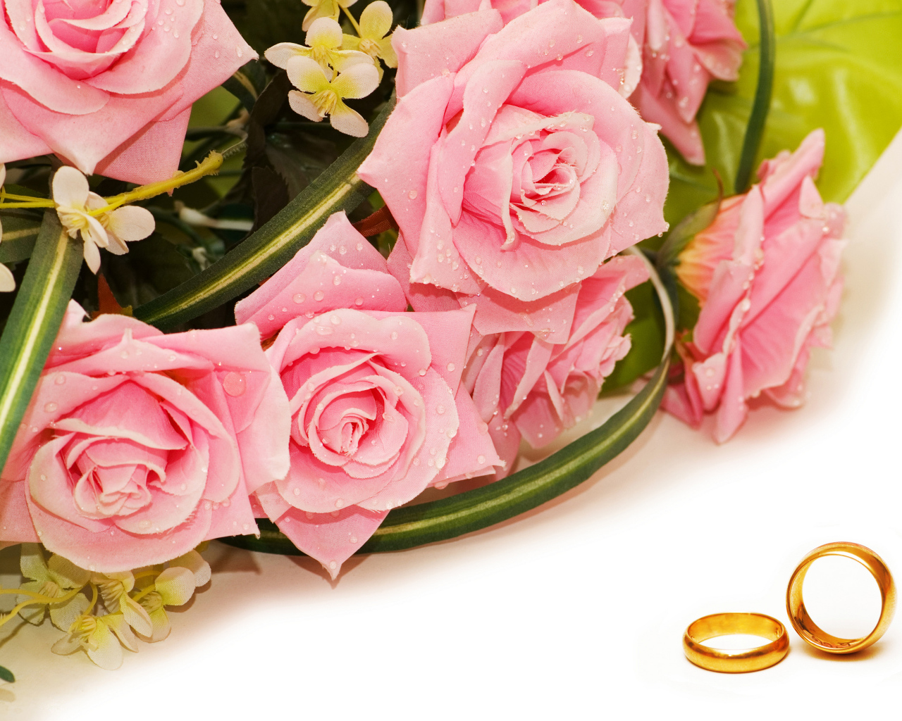 Букет розовых роз с золотыми обручальными кольцами