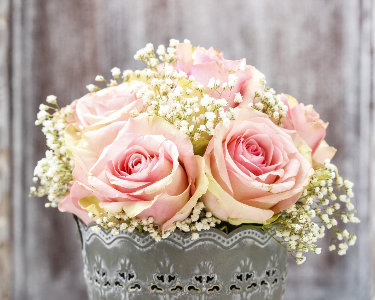 Букет розовых роз с мелкими белыми цветами в вазе