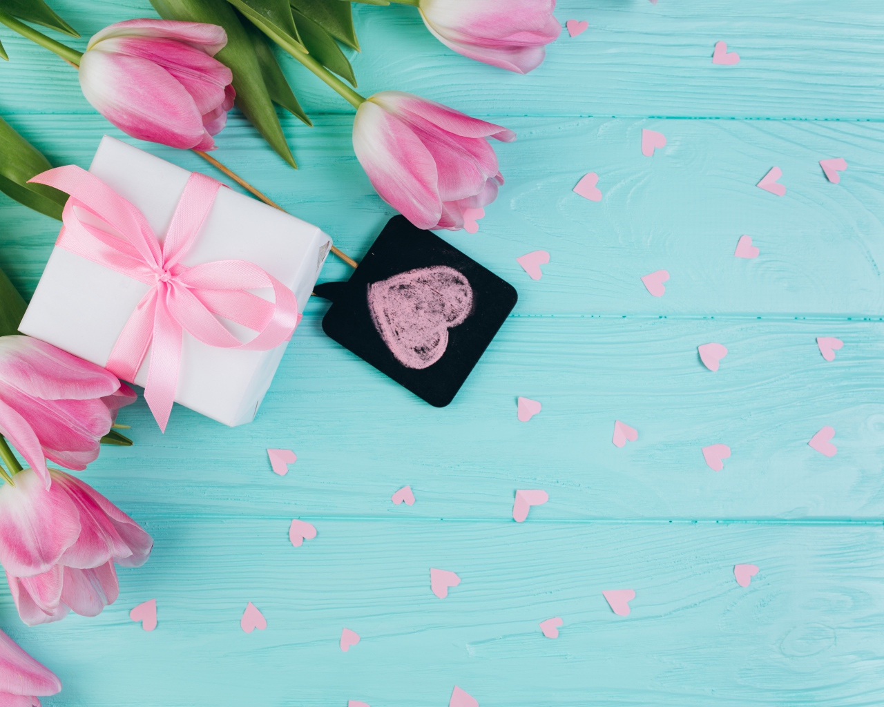 Букет розовых тюльпанов и подарок на голубом фоне