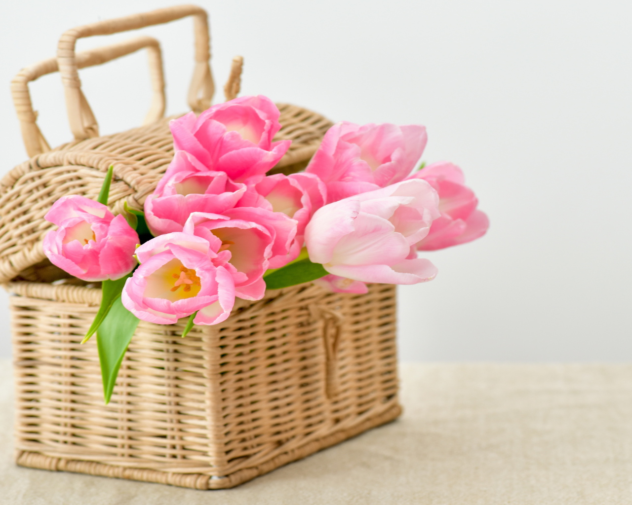 Букет розовых тюльпанов в плетеной корзине