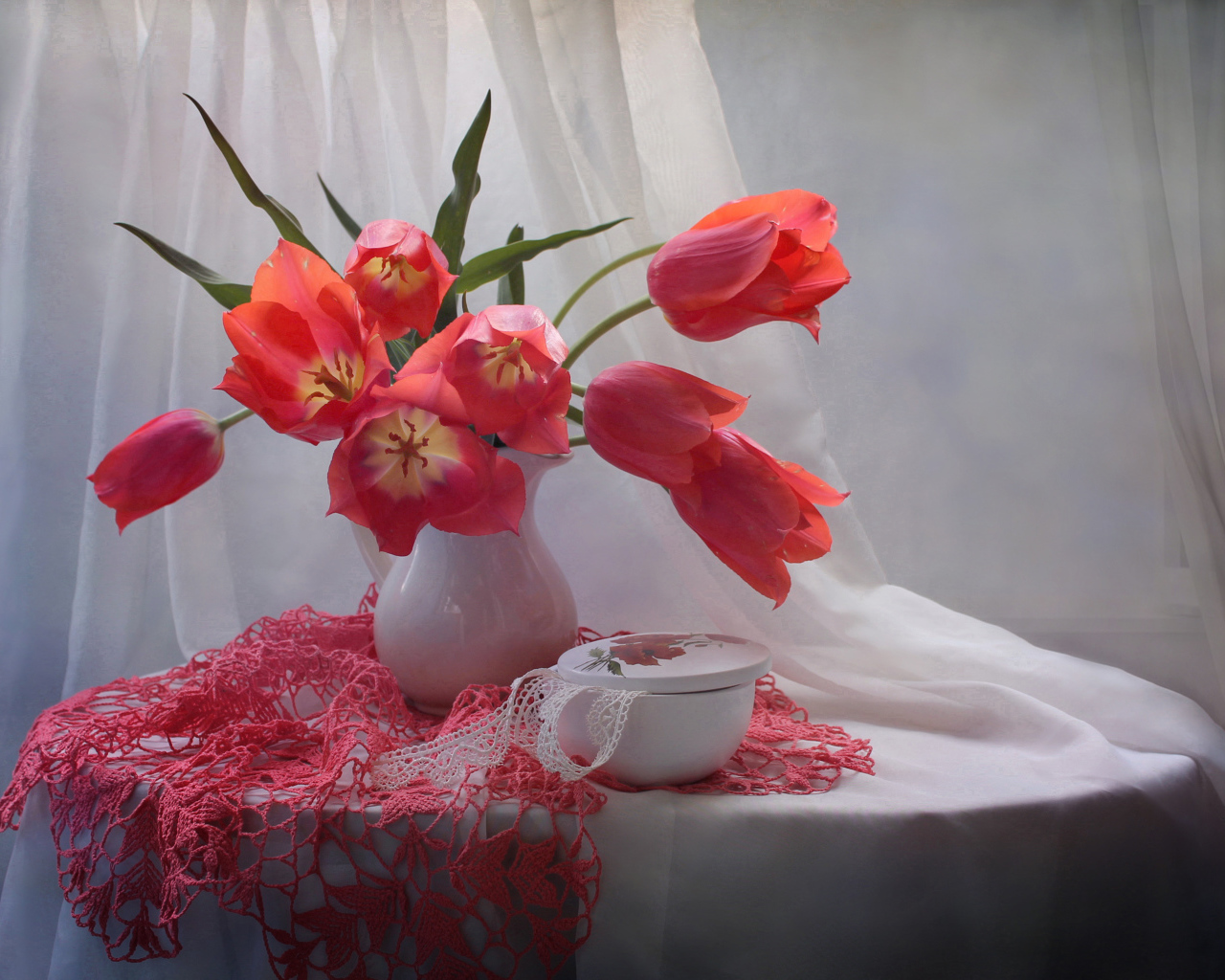 Букет розовых тюльпанов на столе со шкатулкой