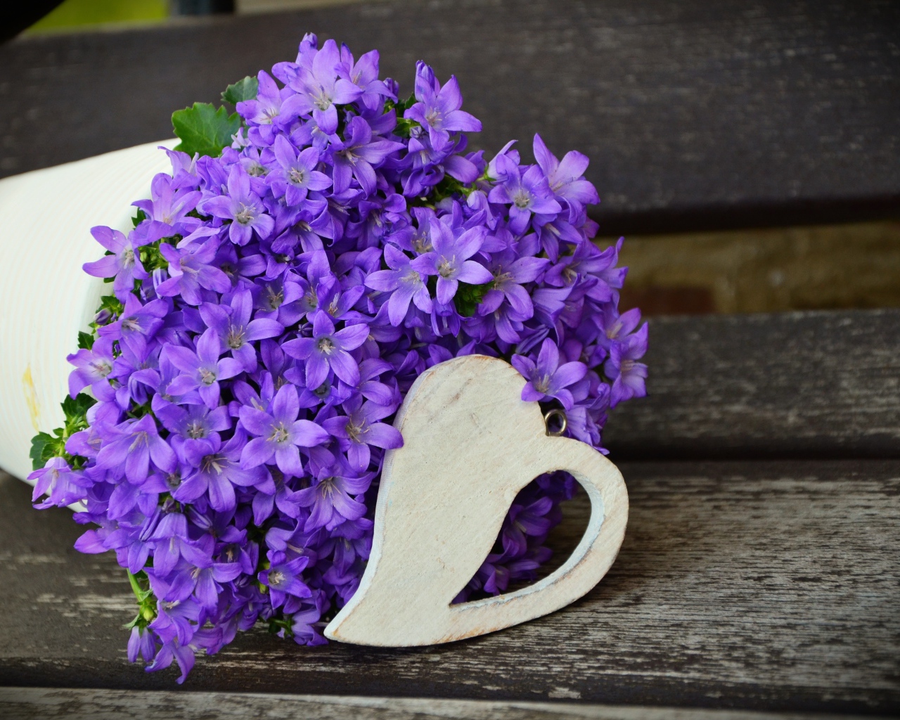 Букет фиолетовых колокольчиков с деревянным сердечком