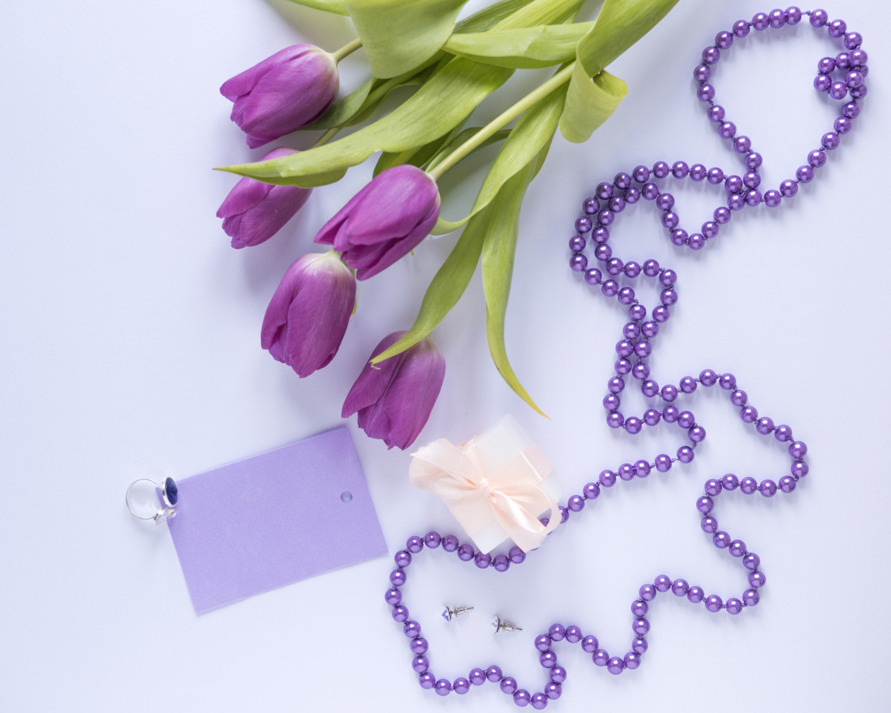 Букет фиолетовых тюльпанов с бусами