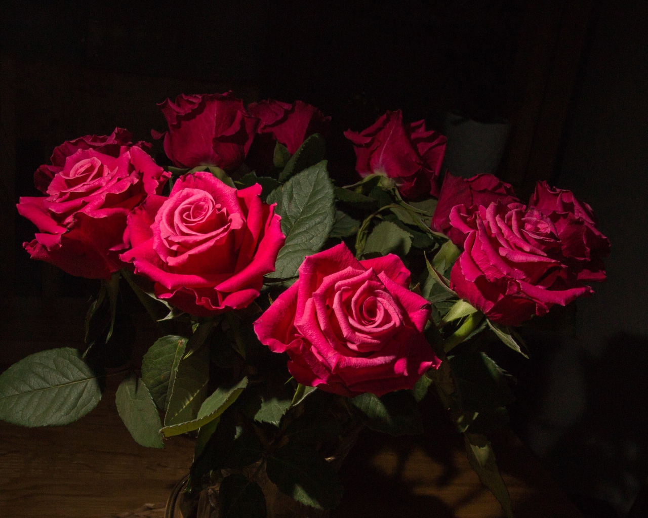 Букет красных роз на столе в комнате