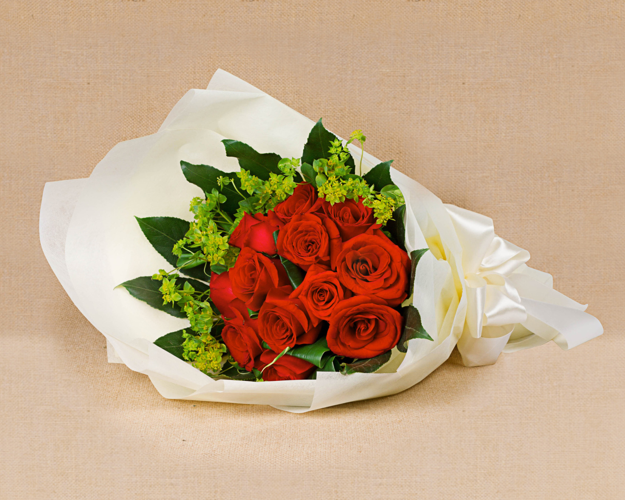 Букет красных роз с белым бантом