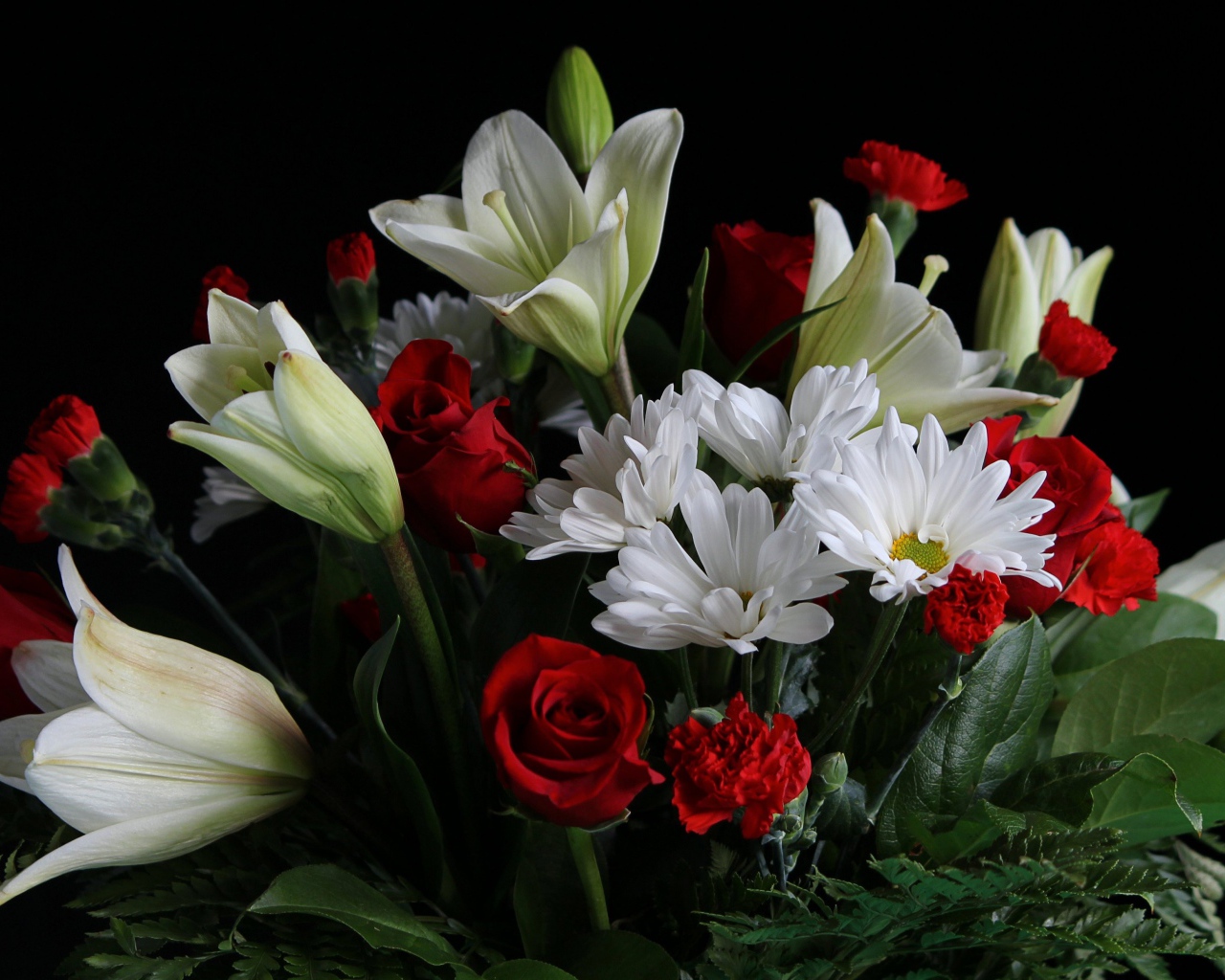 Букет из роз, лилий, хризантем и гвоздик на черном фоне