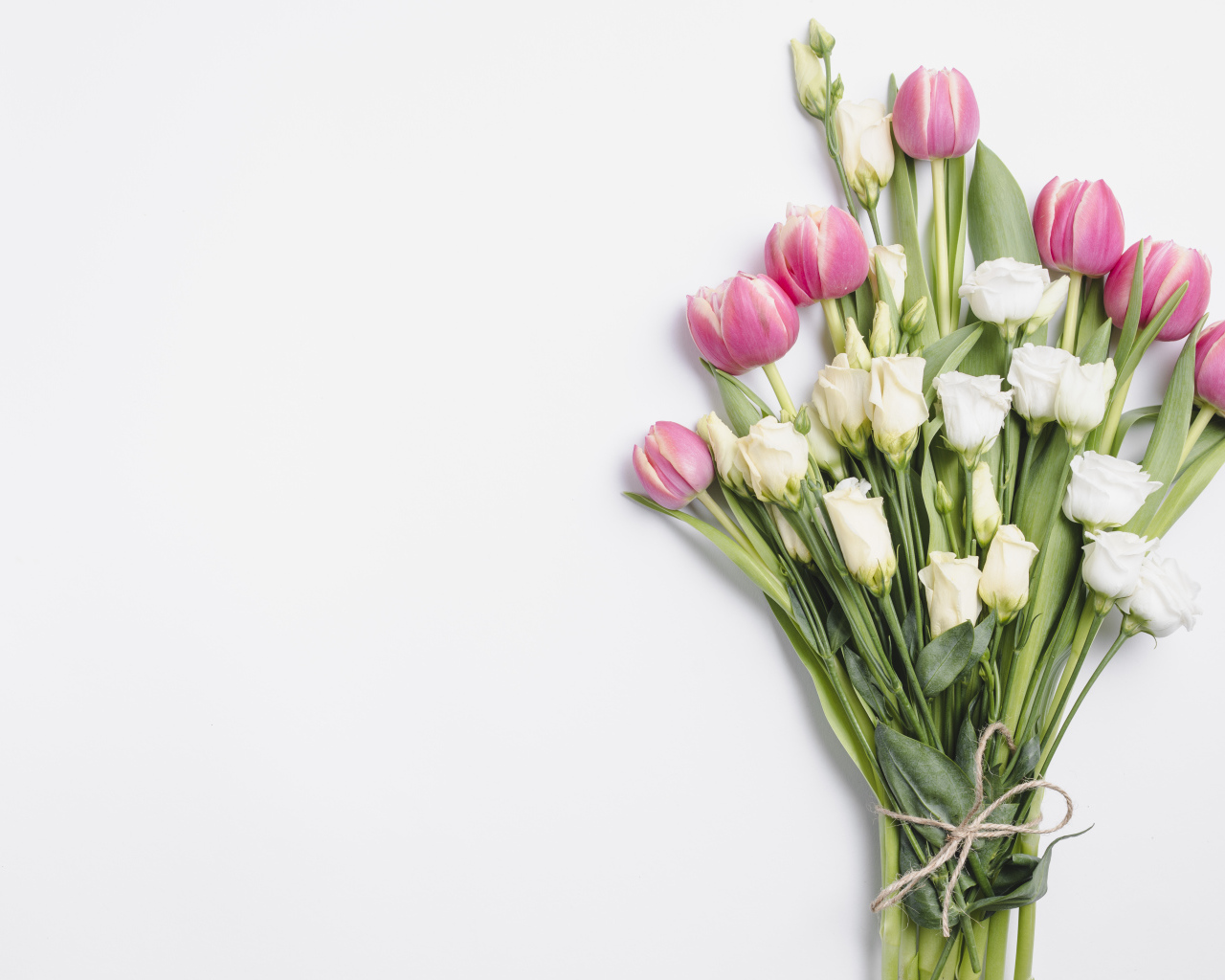 Букет тюльпанов и цветов эустомы на сером фоне, шаблон