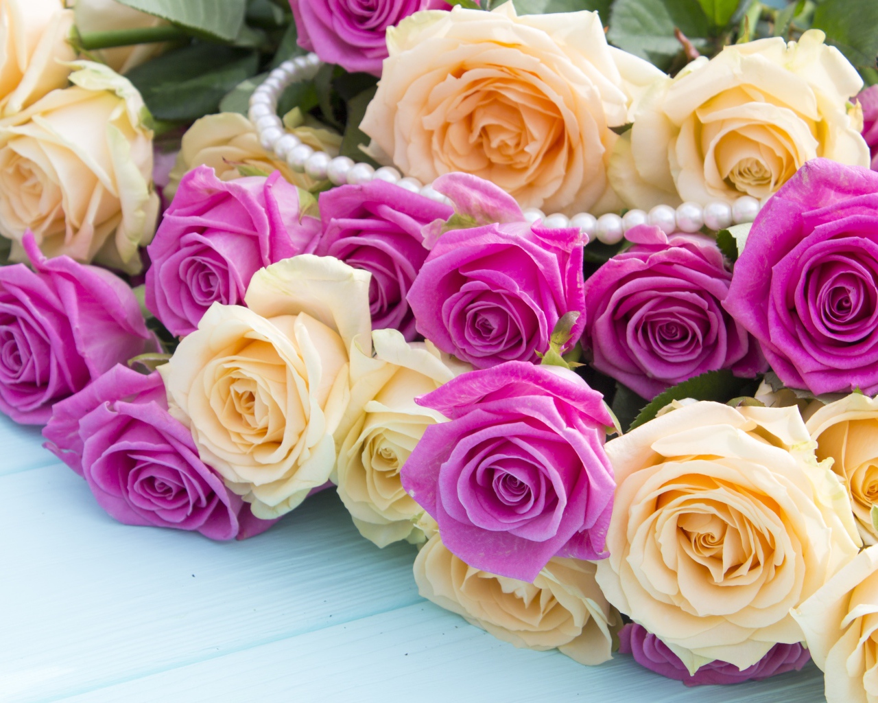 Букет белых и розовых роз с жемчужными бусами