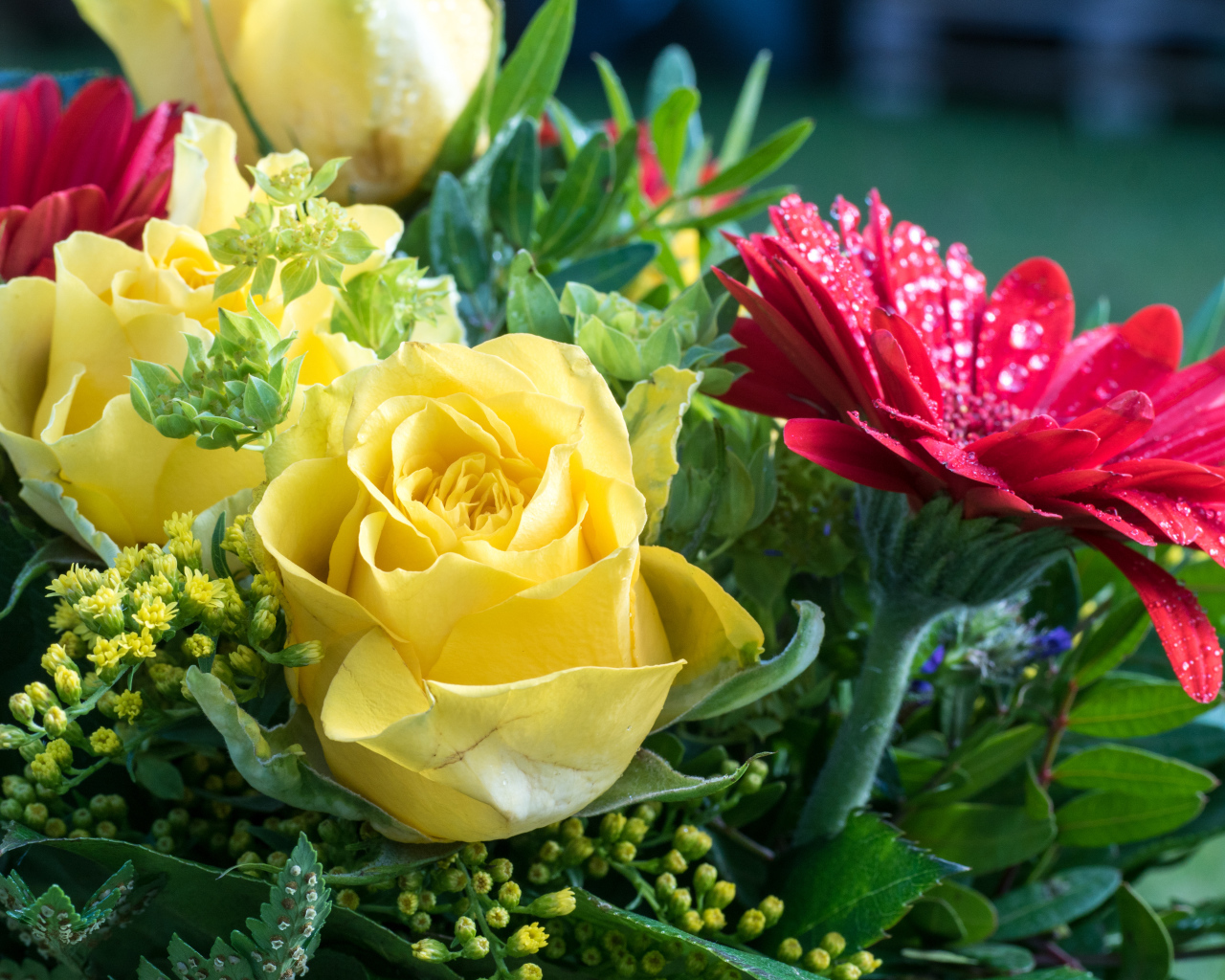 Букет желтых роз с красными цветами герберы 