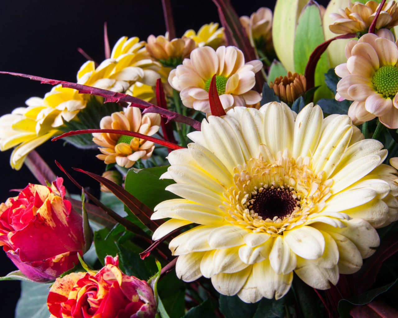Букет с цветами герберы, розы и хризантемы