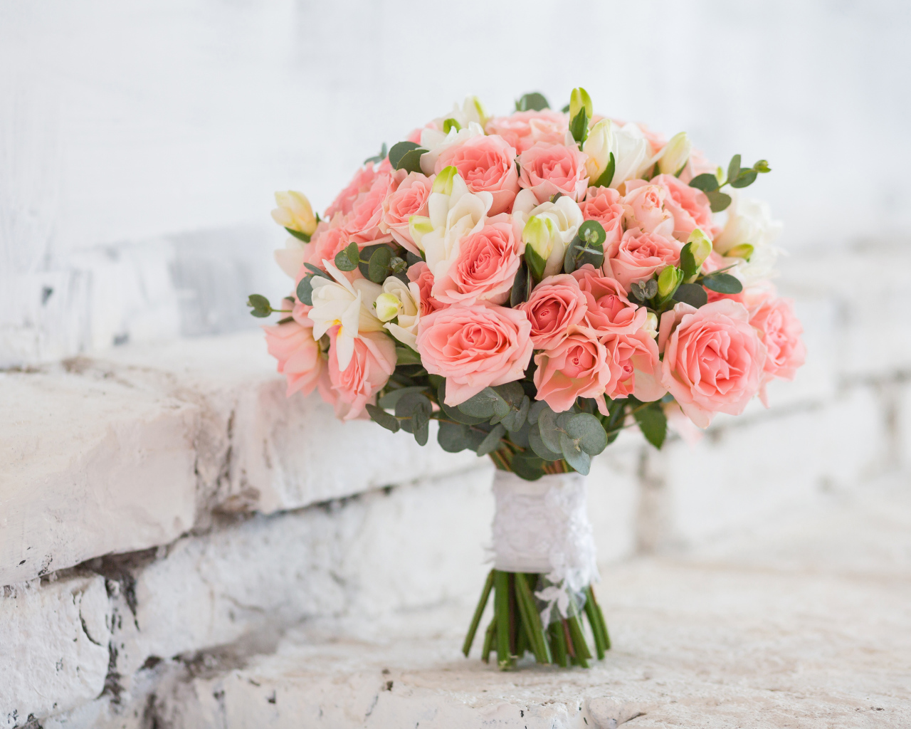 Букет с цветами розовых роз и белых цветов фрезии 