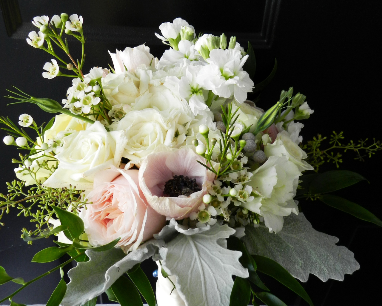 Букет с цветами розы,  анемоны и маттиолы