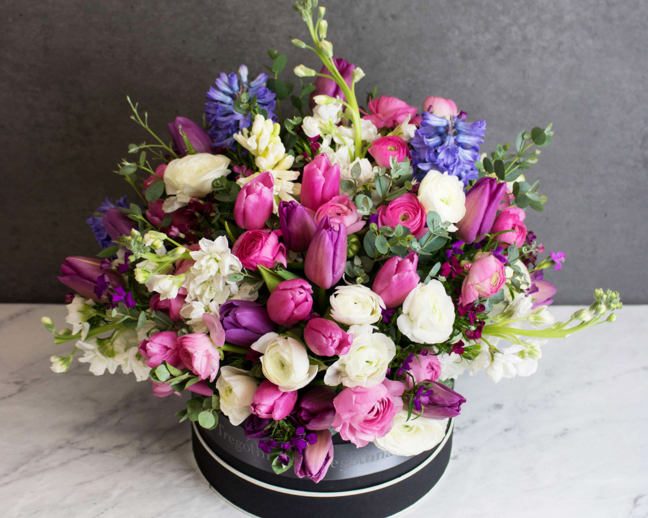Букет с цветами розы, тюльпанов, маттиолы, и гиацинта 