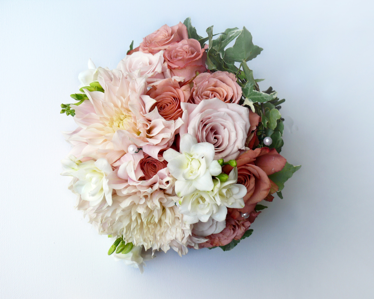 Букет с цветами роз и георгин на сером фоне 