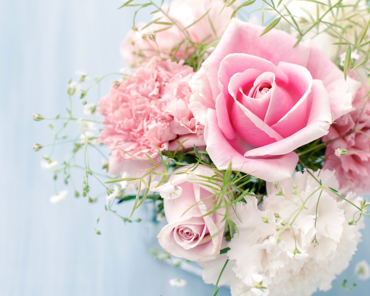 Букет с розами и розовыми пионами на голубом фоне