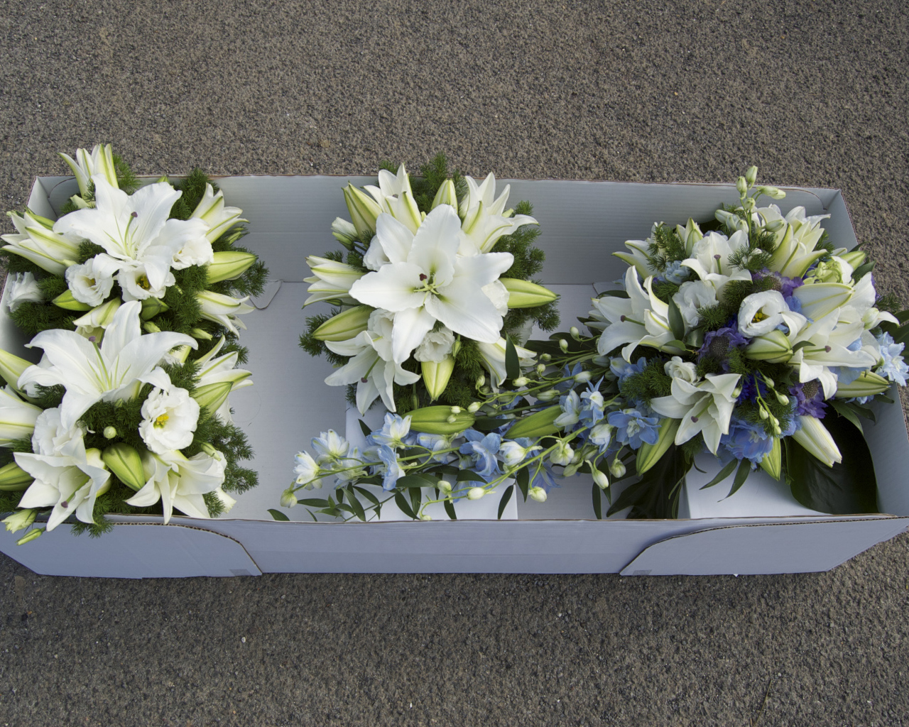 Букеты с белыми цветами лилии и эустомы