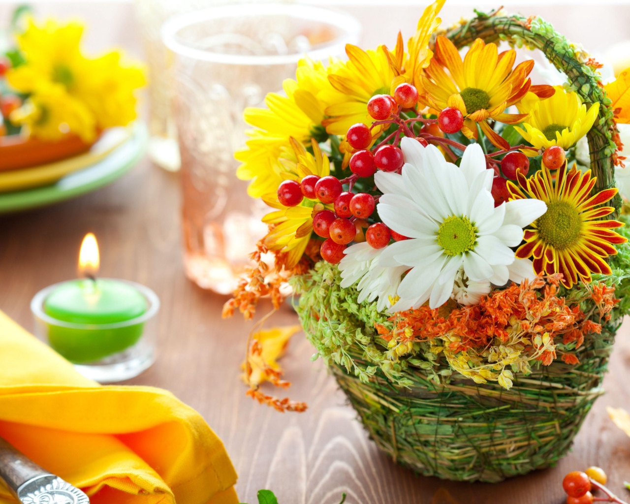 Цветы хризантемы в корзине с ягодами калины 