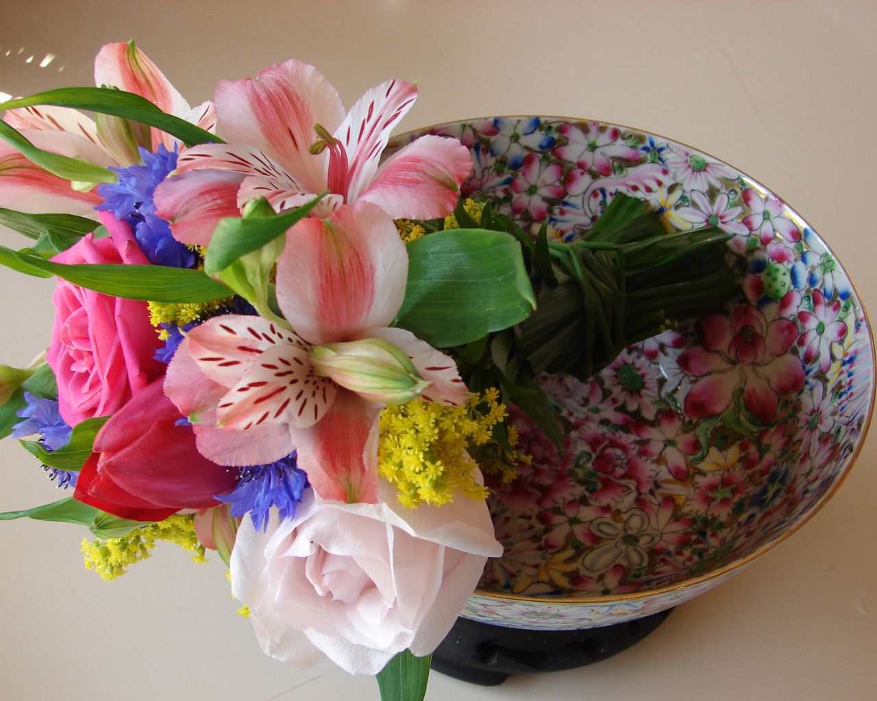 Нежный букет с цветами розы, тюльпана и альстромерии