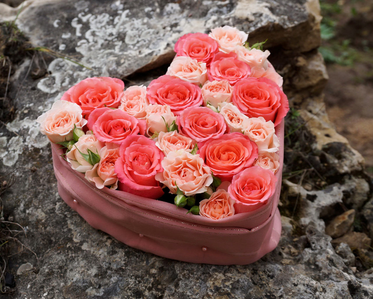 Нежные розы в коробке в форме сердца