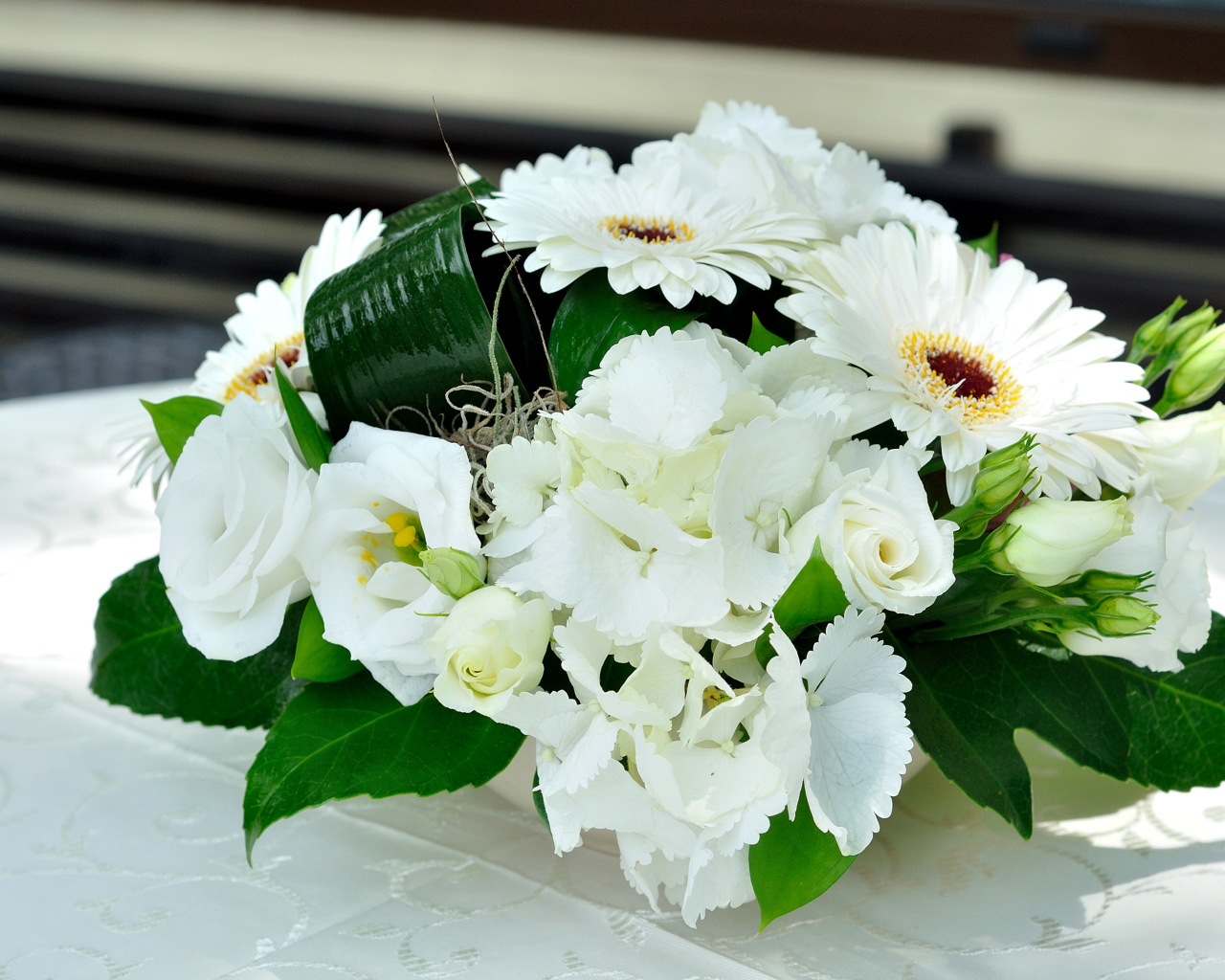 Праздничный букет с цветами роз, эустомы и герберы