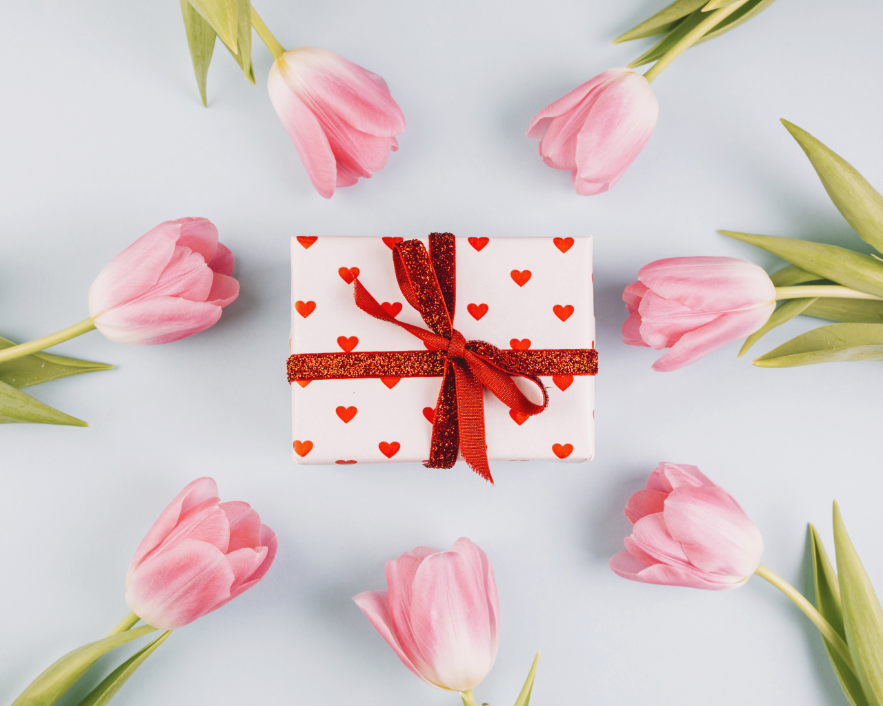 Подарок с розовыми тюльпанами на сером фоне 