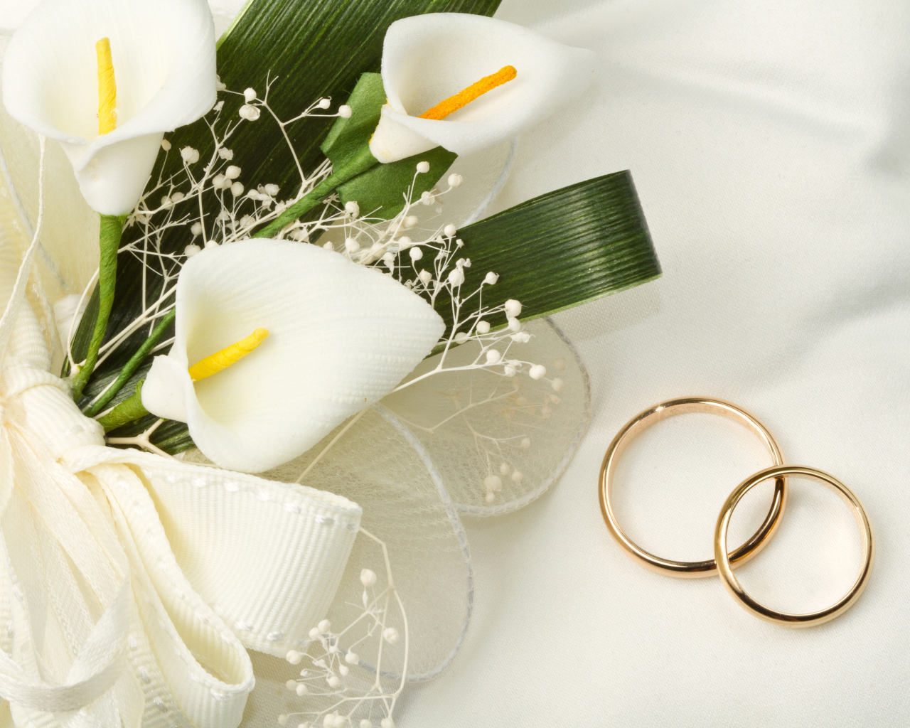 Золотые обручальные кольца с букетом белых калл 