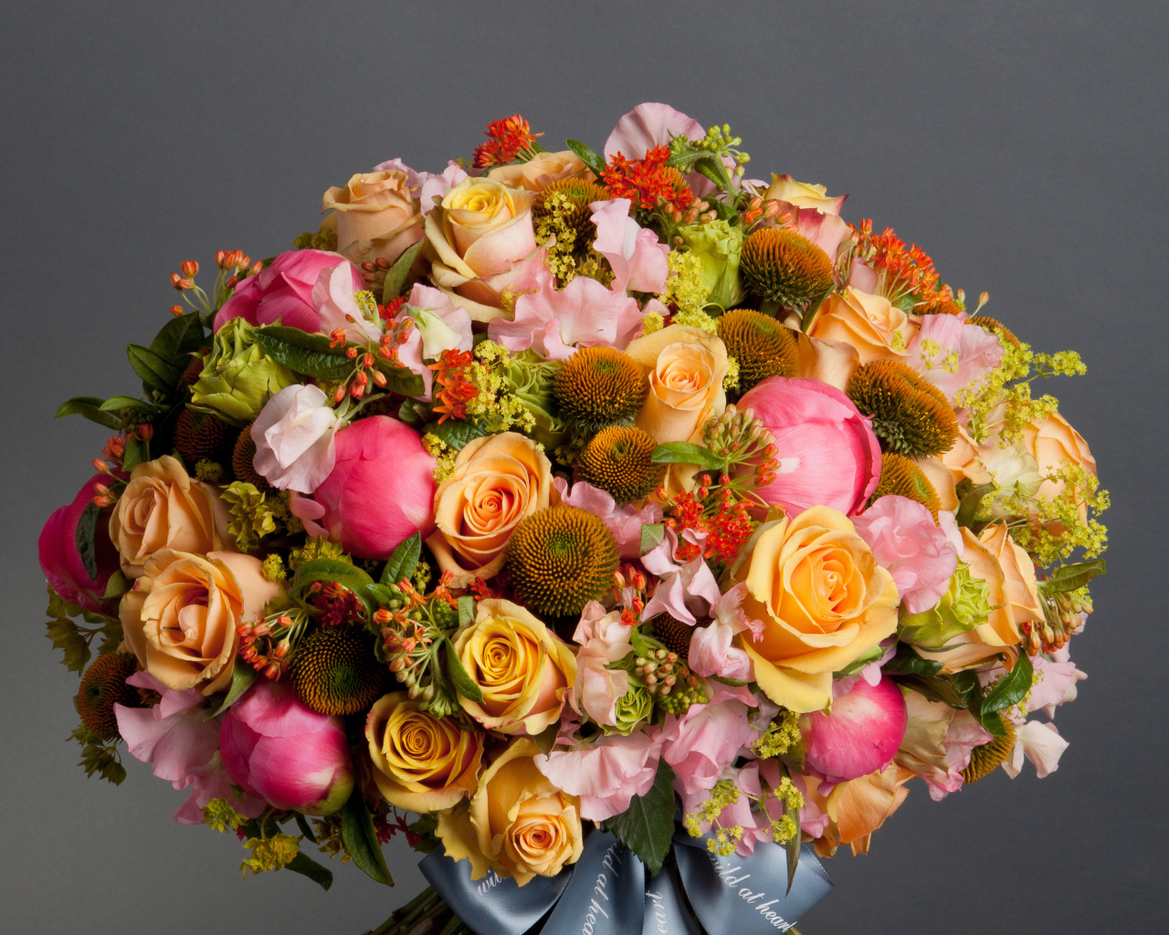Большой красивый букет цветов на сером фоне
