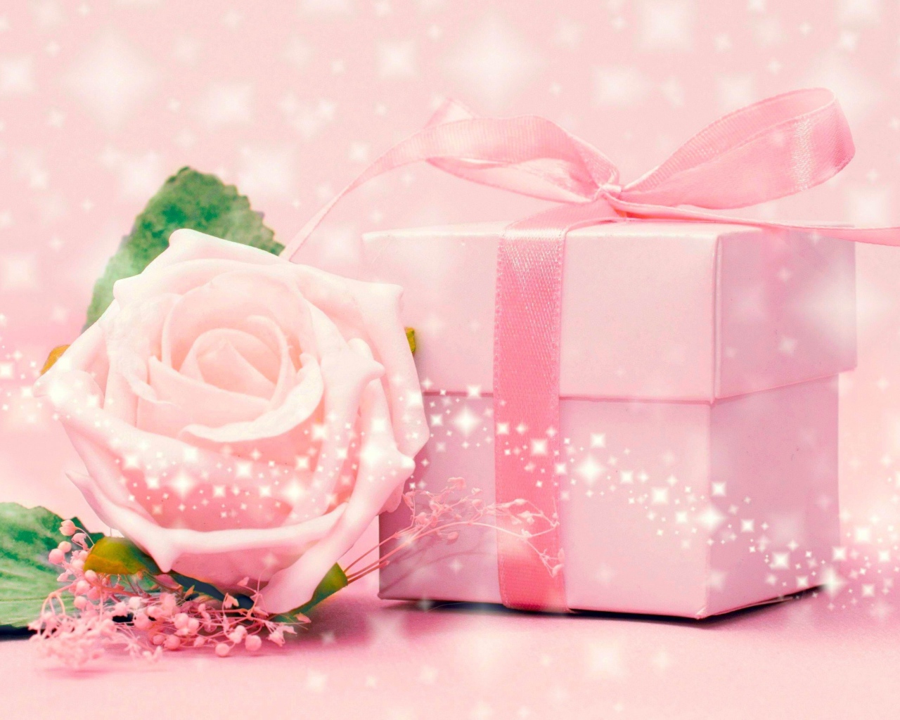 Розовая коробка с подарком и розовой розой 