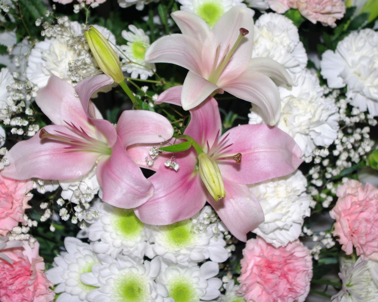Розовые лилии с белыми и розовыми гвоздиками