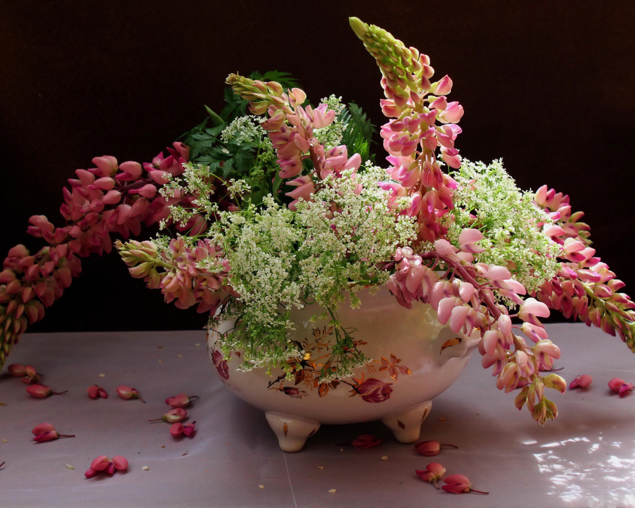 Розовые цветы люпина с полевыми цветами в вазе