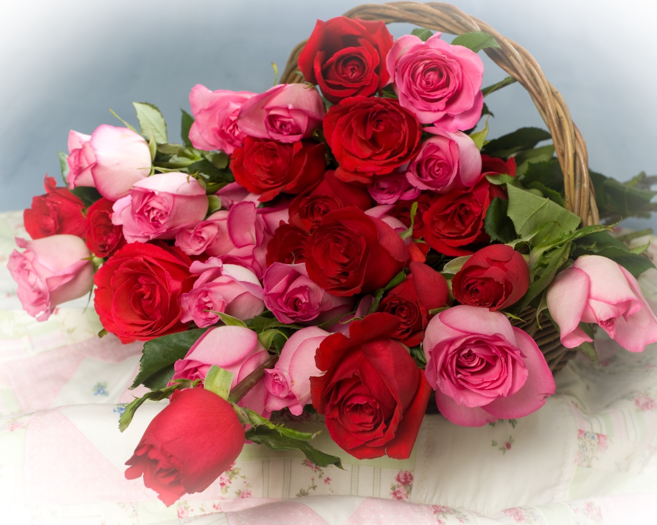 Красные и розовые розы в корзине