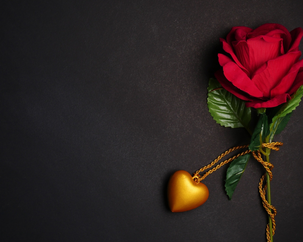 Красная искусственная роза с кулоном в форме сердца