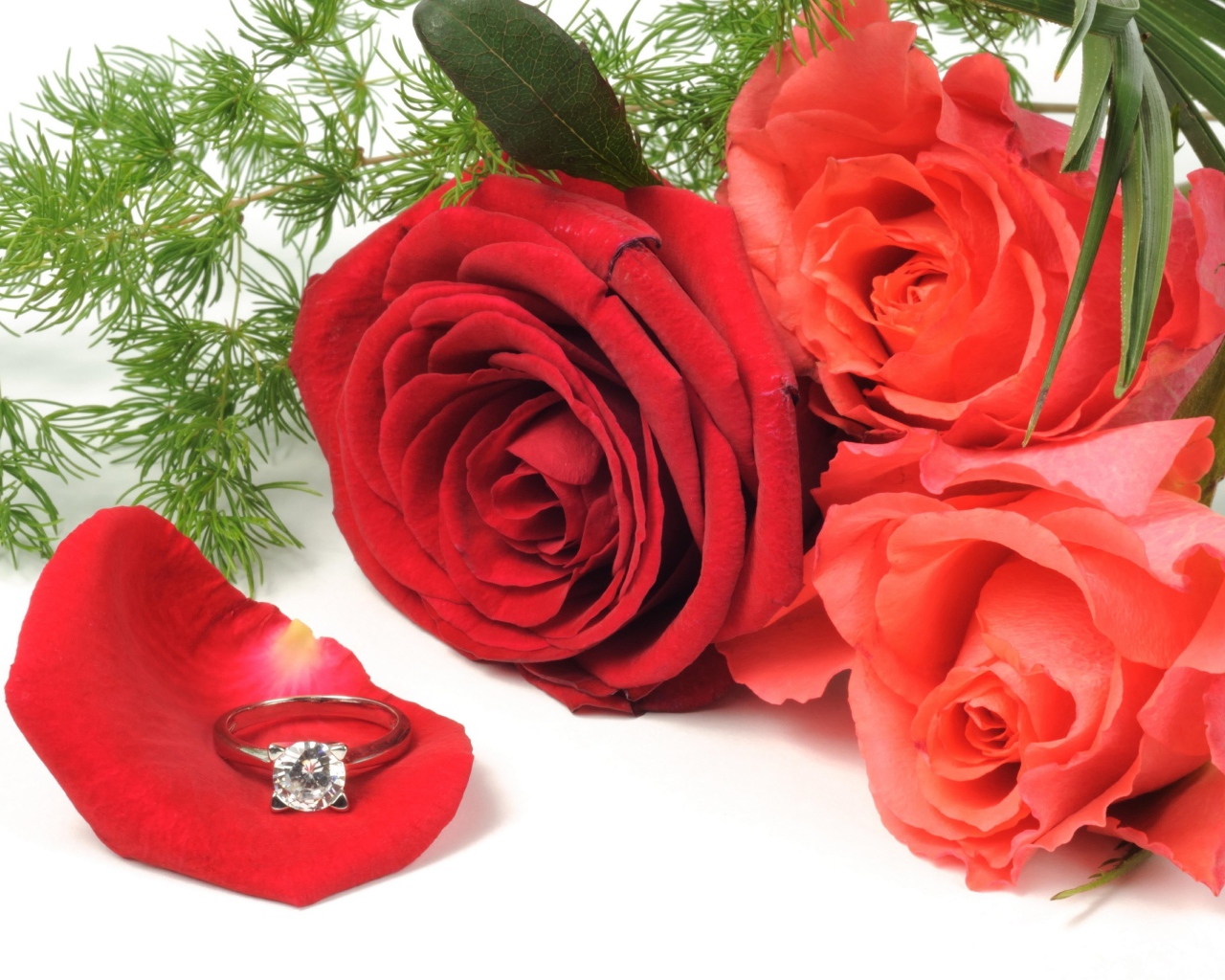 Три красных розы с красивым кольцом с бриллиантом
