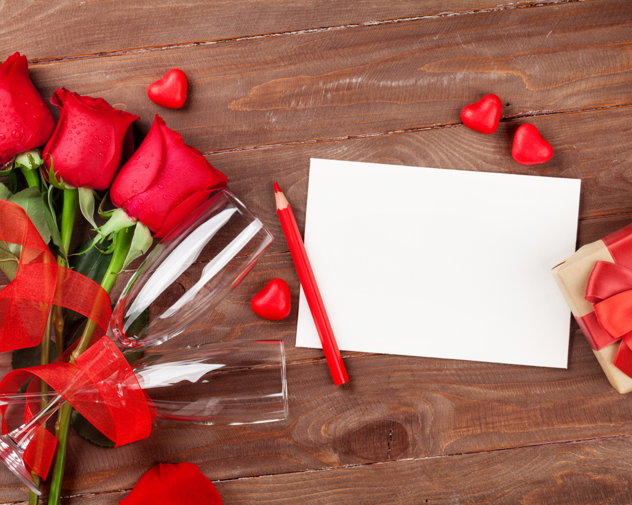 Три розы, два фужера и лист бумаги, шаблон поздравительной открытки