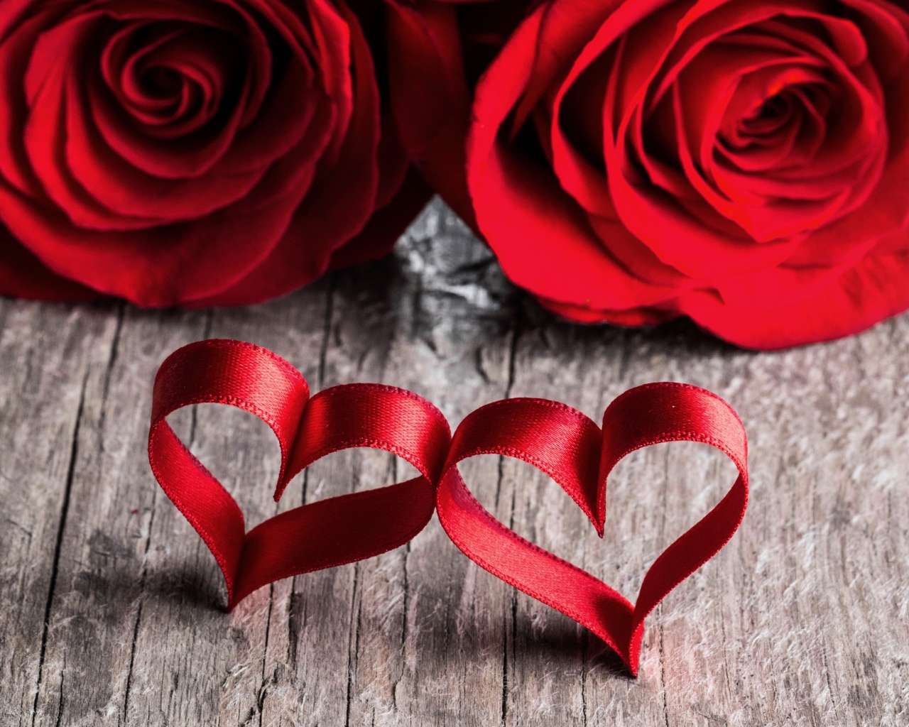 Две красные розы с красными сердцами из ленты