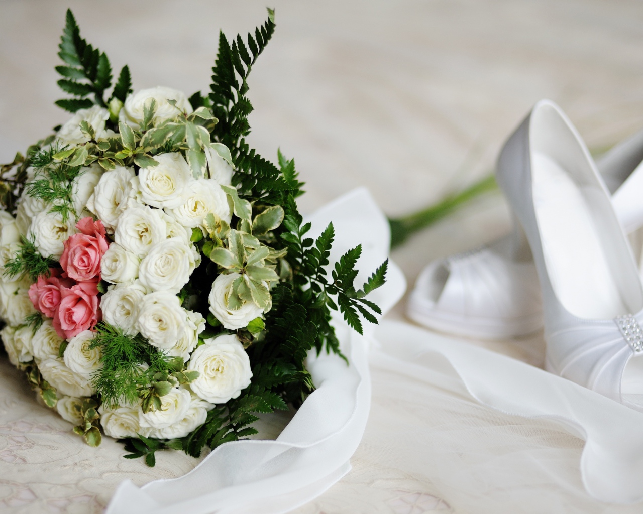 Свадебный букет роз с белыми туфлями