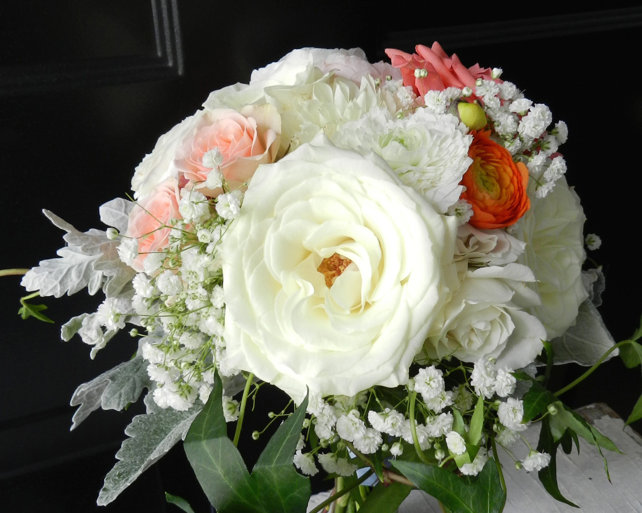 Свадебный букет с цветами роз, хризантем и лютиков